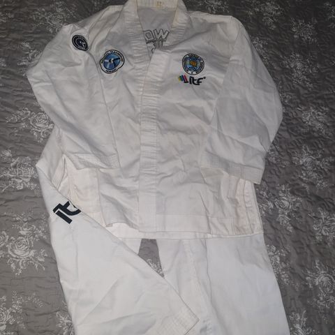 Taekwondo uniform/drakt m belte (1200kr for begge!!)