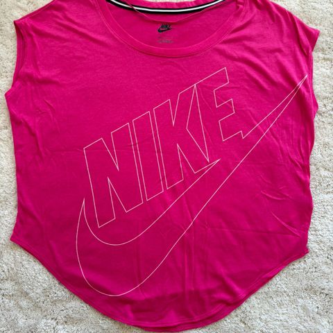 Nike crooped top/ t-skjorte str M