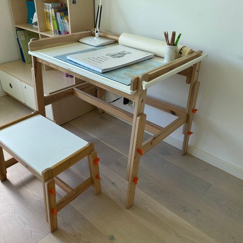 Flisat skrivebord med justerbar og benk