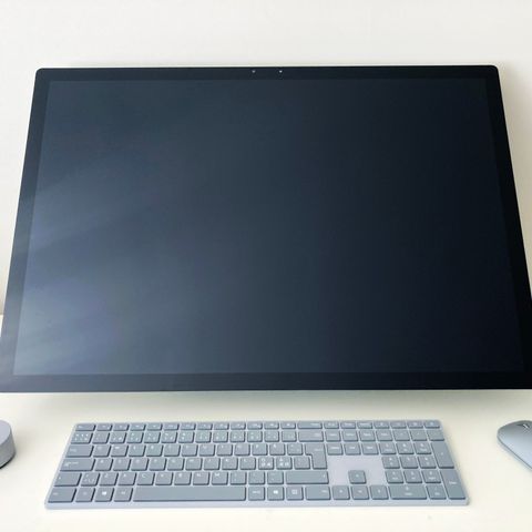 Microsoft Surface Studio 2 32GB komplett, pent brukt - selges billig.