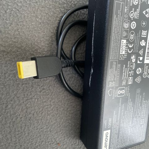 Original 135W Lenovo AC Adapter Lader