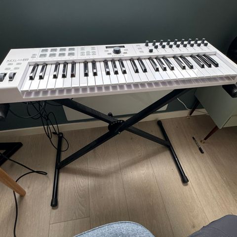 Arturia keylab 49 MIDI keyboard med stativ