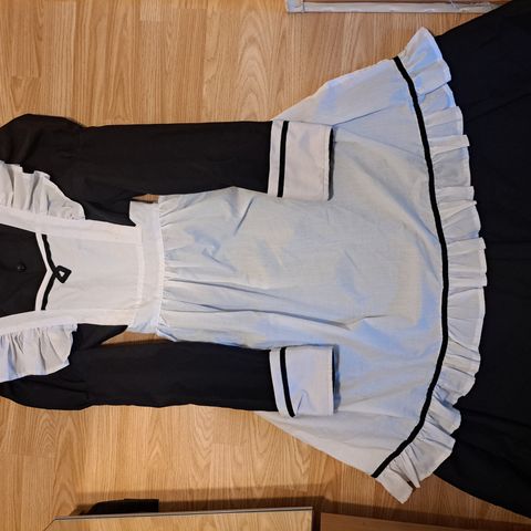 Maiduniform med 1 ekstra forkle (str M/L)