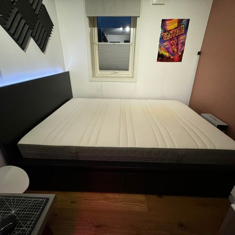 IKEA Malm seng sort 140x200 med madrass