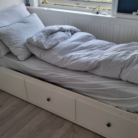 Hemnes uttrekkbar seng (pris