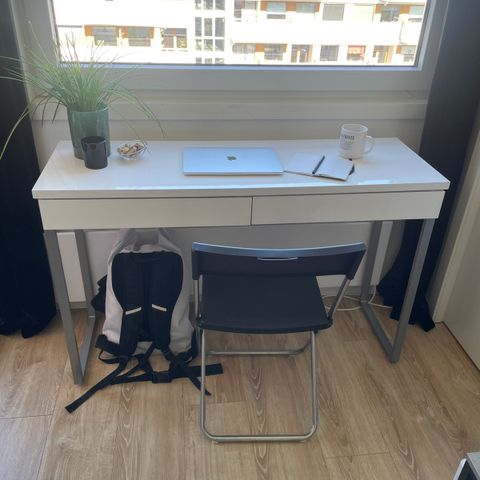 Hvitt skrivebord