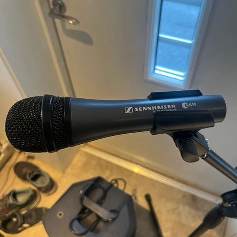 Høytaler og microfon å stativ til mic
