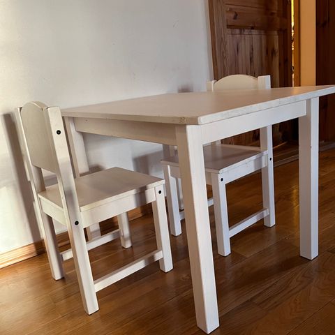 Ikea Sundvik - barnebord og to stoler