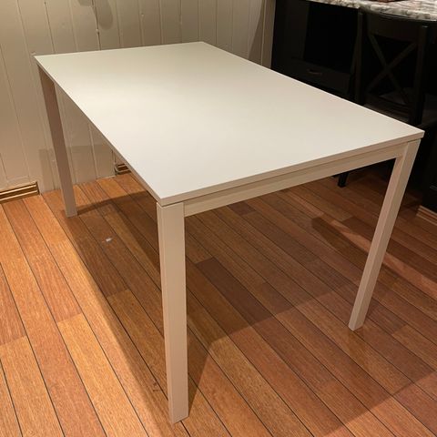 Hvit IKEA Melltorp bord gis bort mot henting