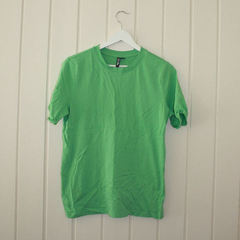 Grønn t-skjorte fra Pieces str M