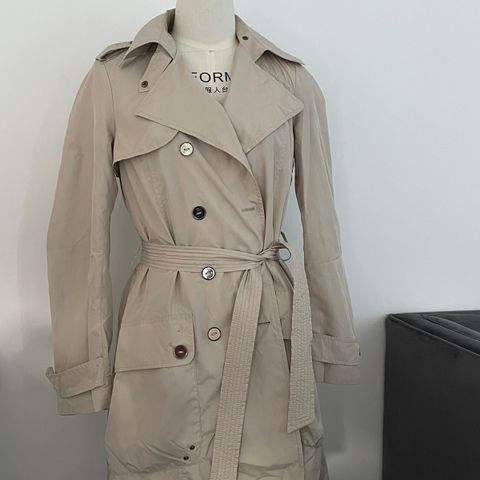 Flott trenchcoat fra Zara, dekorative knapper, strl M