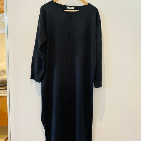 Nydelig ankellang svart ullkjole kjole fra KatrinUri (M)