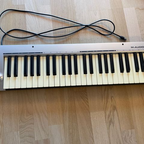 Pent brukt MIDI keyboard