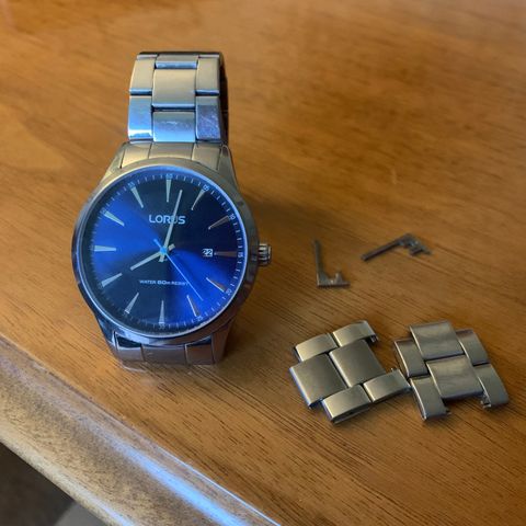 Lorus ur med blå urskive.