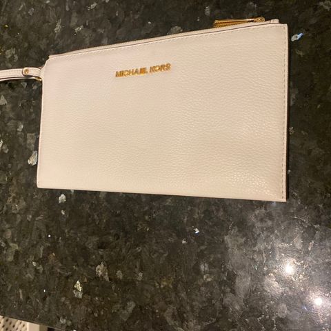 Liten clutch fra MICHAEL KORS