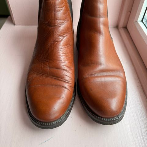 Bally Chelsea boots. Str. 43. Brunt skinn.