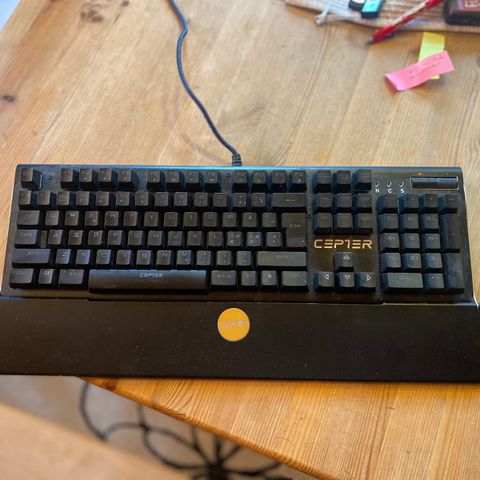 Cepler Mekanisk gamer-tastatur med høykvalitets brytere og flott belysning