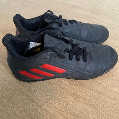 Adidas fotballsko str. 33