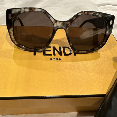 Solbriller fra FENDI
