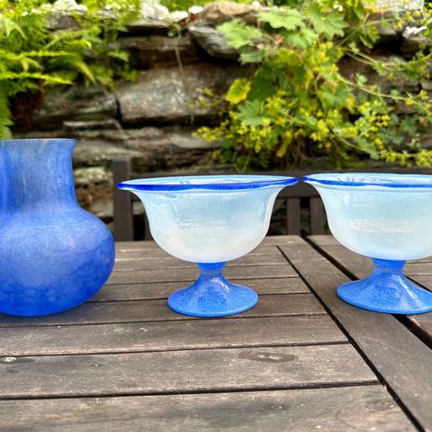 KUNSTGLASS i blått.  2 skåler på stett + en blå vase.