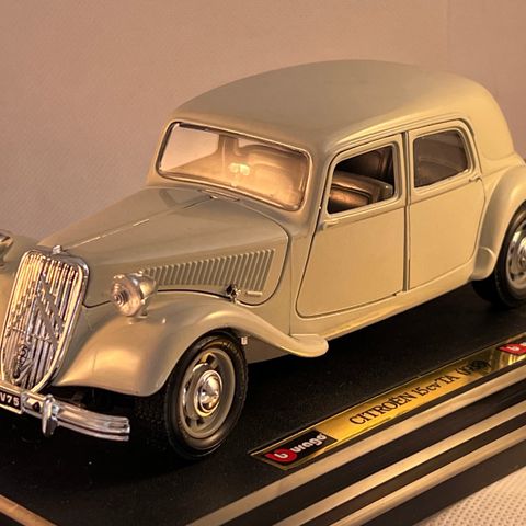 Bburago 1501 - 1/24: Citroen 15CV 1938