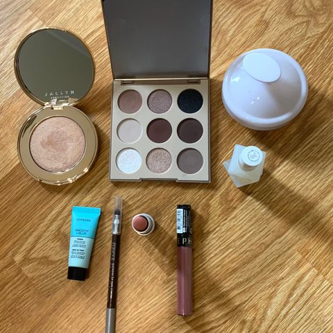 Diverse kosmetikk: Jaclyn Hill, Sephora, MAC, Clinique