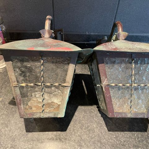 Par gamle lamper i kobber