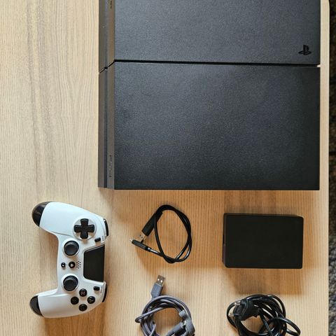 **PS4 500GB med tilbehør i god stand til salgs**