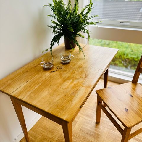 Kjøkken bord og to stoler