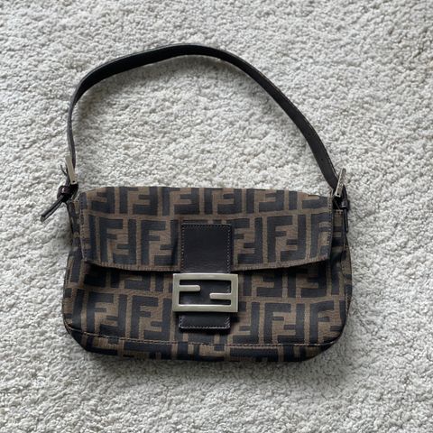 Vintage Fendi baguette veske