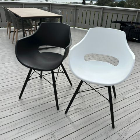 2 hvite og 2 sorte stoler i metall/plast