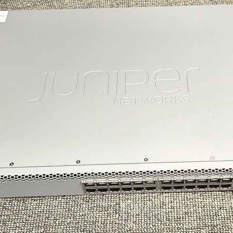 Juniper Networks EX Series EX2300-24P - Switch