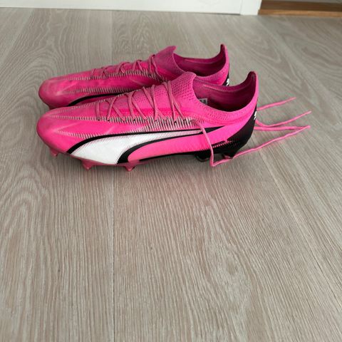 Lite brukte Puma Ultra Ultimate fotballsko str 43 selges (FG/AG)