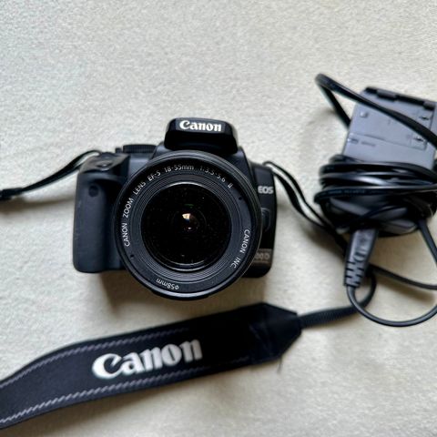 Canon 400D med EF-S 18-55mm og batterilader