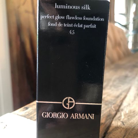 Giorgio Armani luminous silk. Farge 4,5