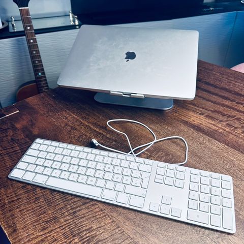 Apple tastatur med USB kabel. Nær ubrukt