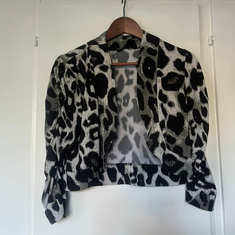 Leopardmønstret kort cardigan i sort/hvitt (str S)