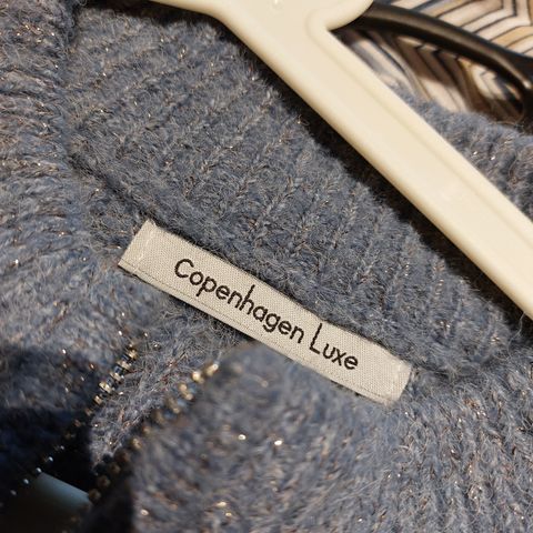 COPENHAGEN LUX Half Zip - varm genser med fine detaljer💙