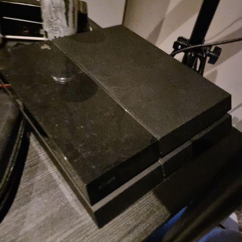PS4 + 1 kontroller (pent brukt)