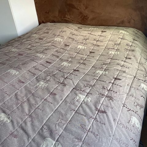Veldig pent sengeteppe og matchende gardiner, og gardinstangpakke