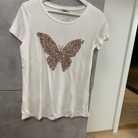 Hvit t-skjorte med sommerfugl