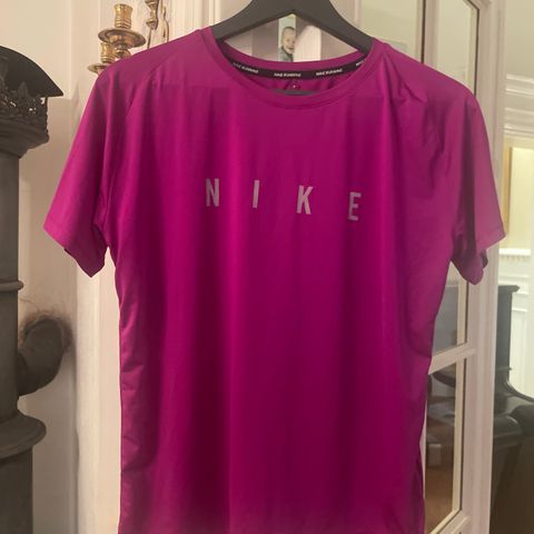 Nike t skjorte, kr 50