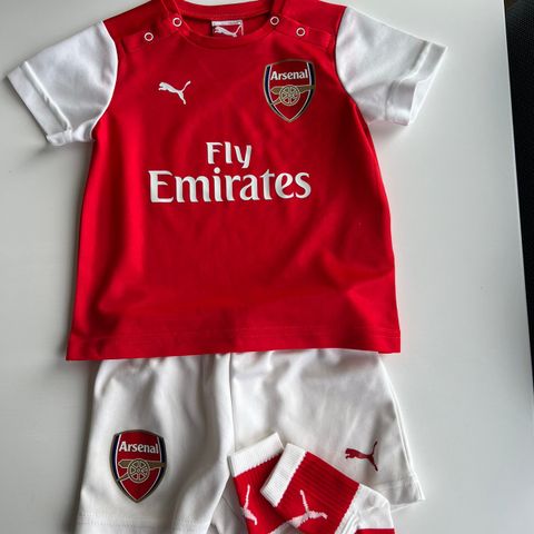 Arsenaldrakt til baby