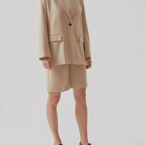 Beige bermudashorts fra Modstrøm