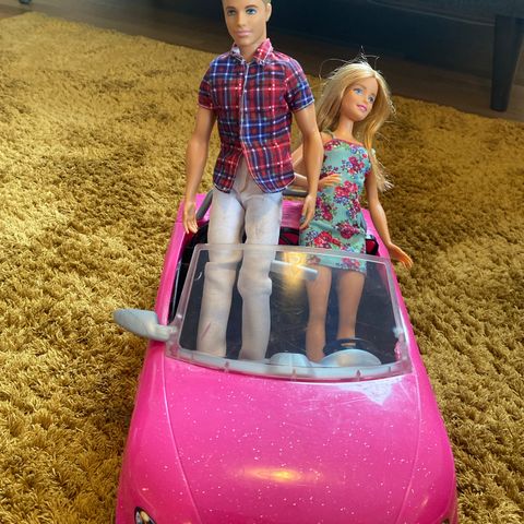 Selger Barbie med klær, bil og skap og Na na na doll