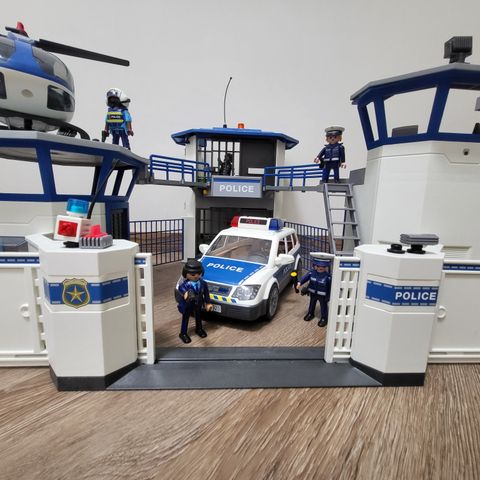 Playmobil politihovedkvarter med fengsel 