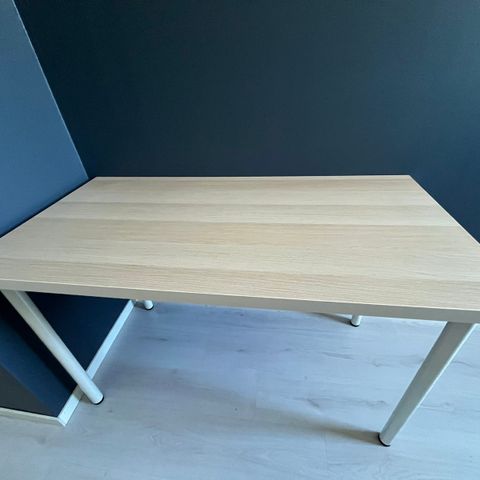 Skrivebord Linnmon (IKEA)