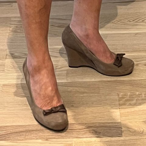 Beige semskede Unisa pumps med kilehæl, str 39