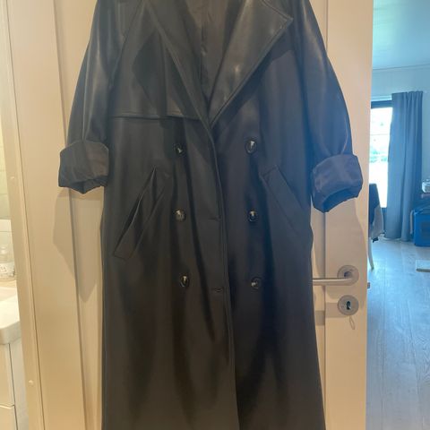 Oversized trenchcoat fra Mango