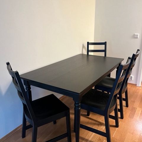 Ingatorp spisebord fra Ikea og 4 stoler selges